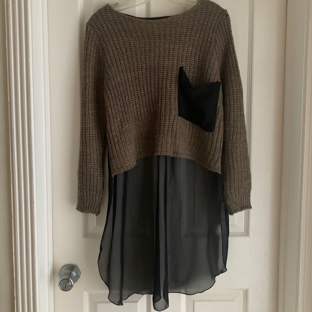 - 🎁 Urban Outfitters Sweater